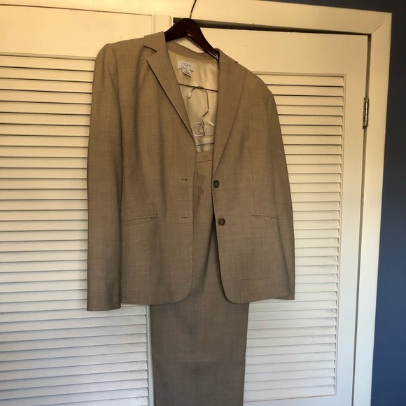 Loft Fashion Other - Ladies Tan two-piece pants suit!